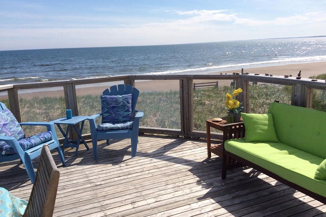 Sea Spray deck right on the beach; glass railing for best beach view; listen to the waves; fresh sea air
