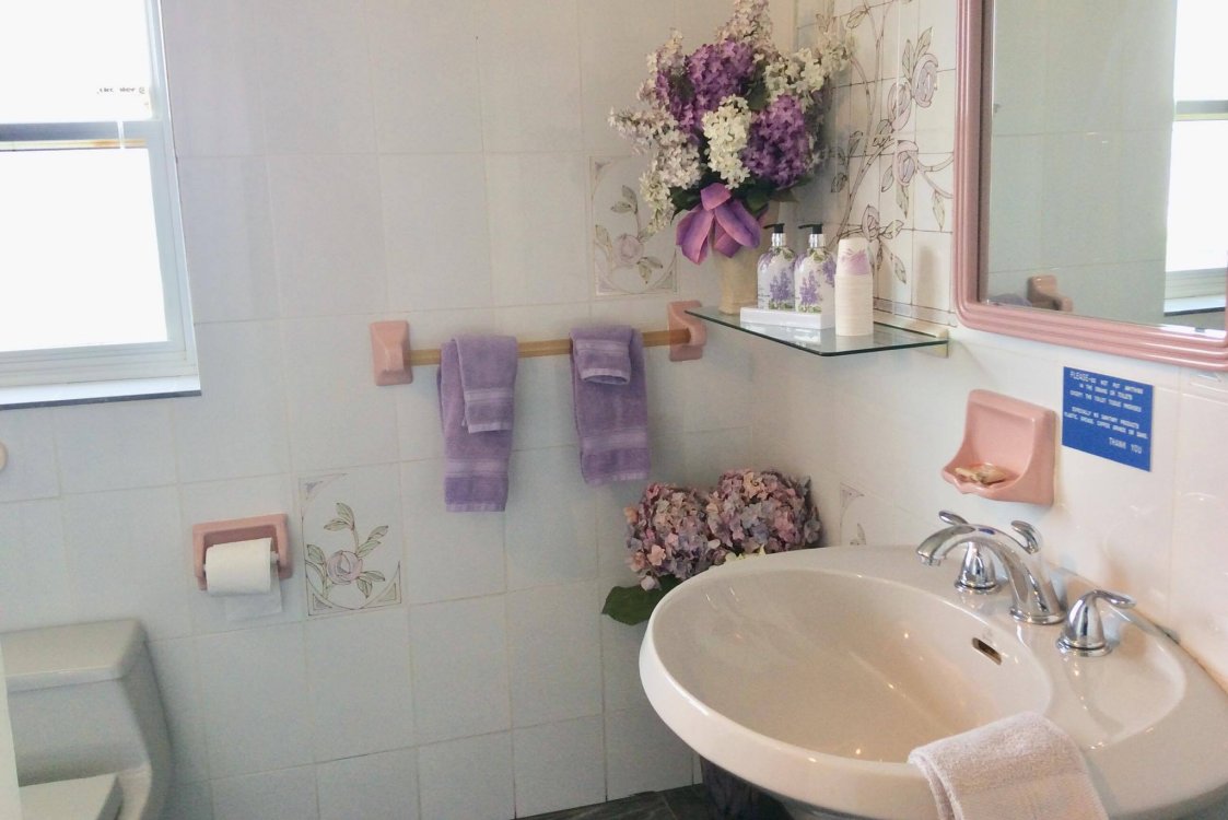 Moonlight Beach Suites SeaSpray Bathroom - tub/shower/steam bath, a bidet, toilet and sink