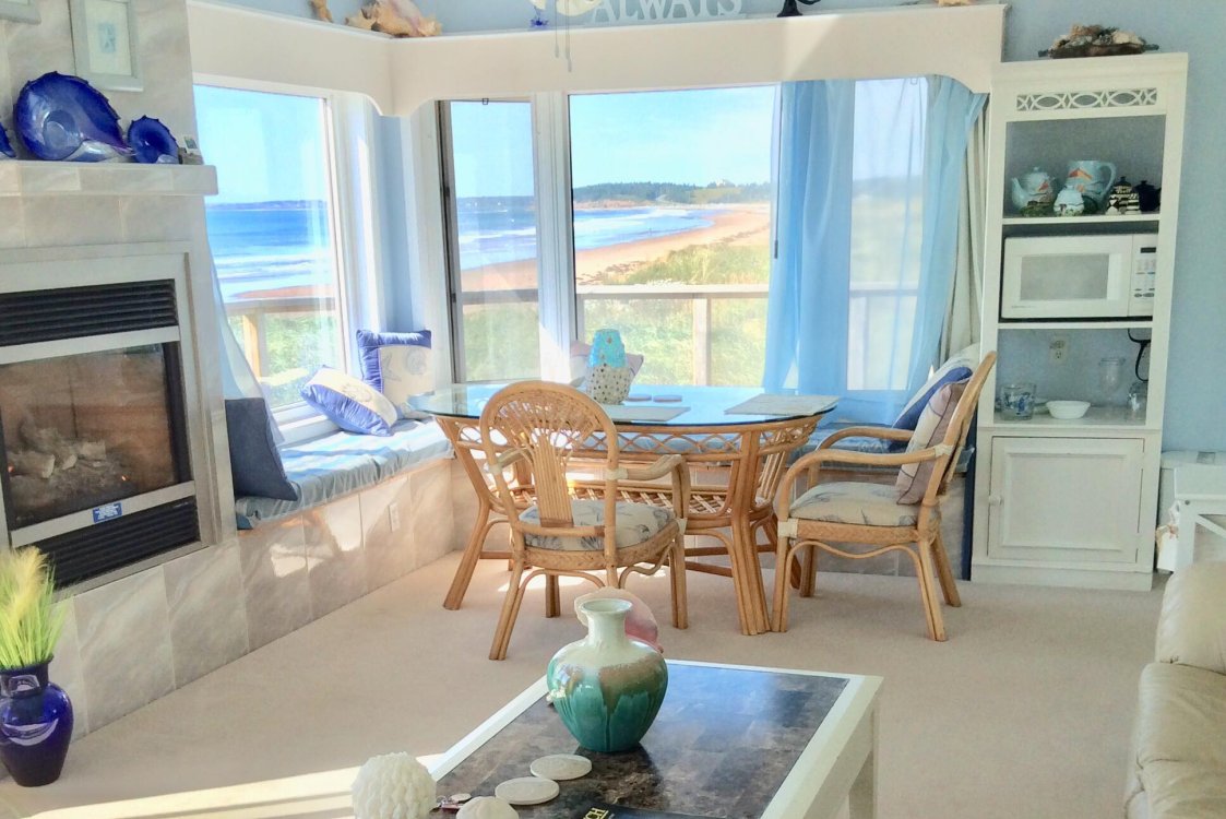 Dining area, with windows on 2 sides, window seat, with ocean view in the Sea Spray Suite