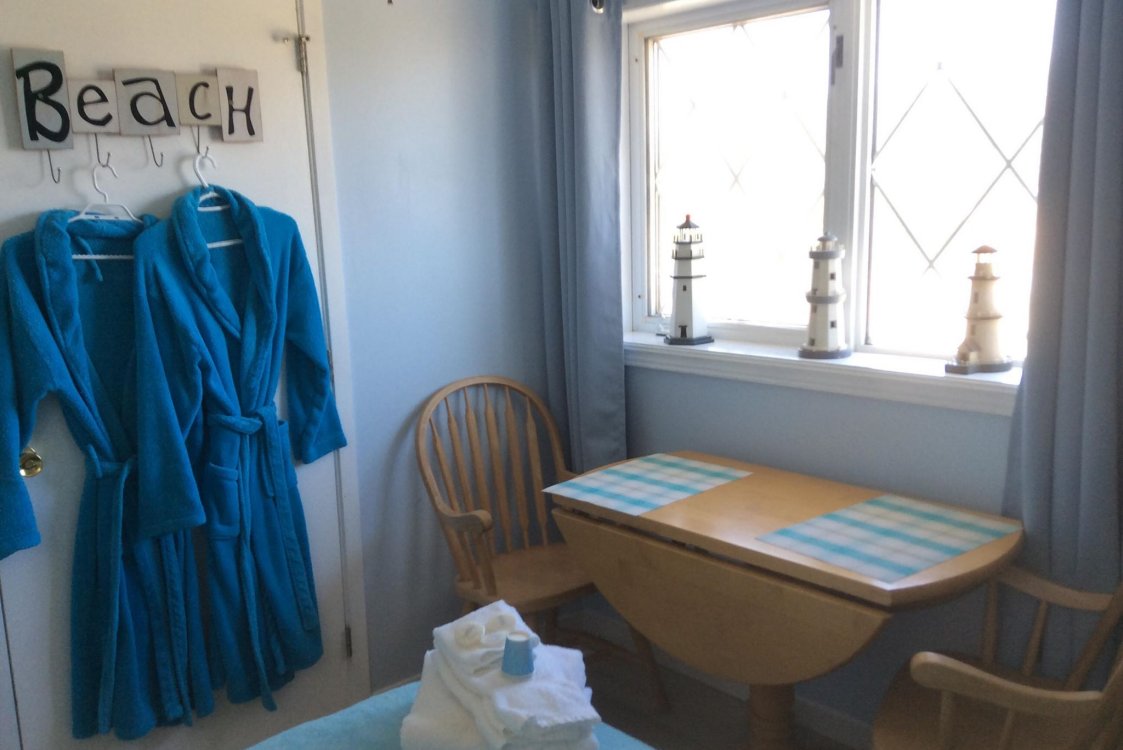 Seating for two by the window ... and snack and watch the waves in Sandy Pause Room